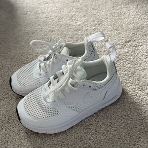 Nike White Sneakers Breathable Mesh Design